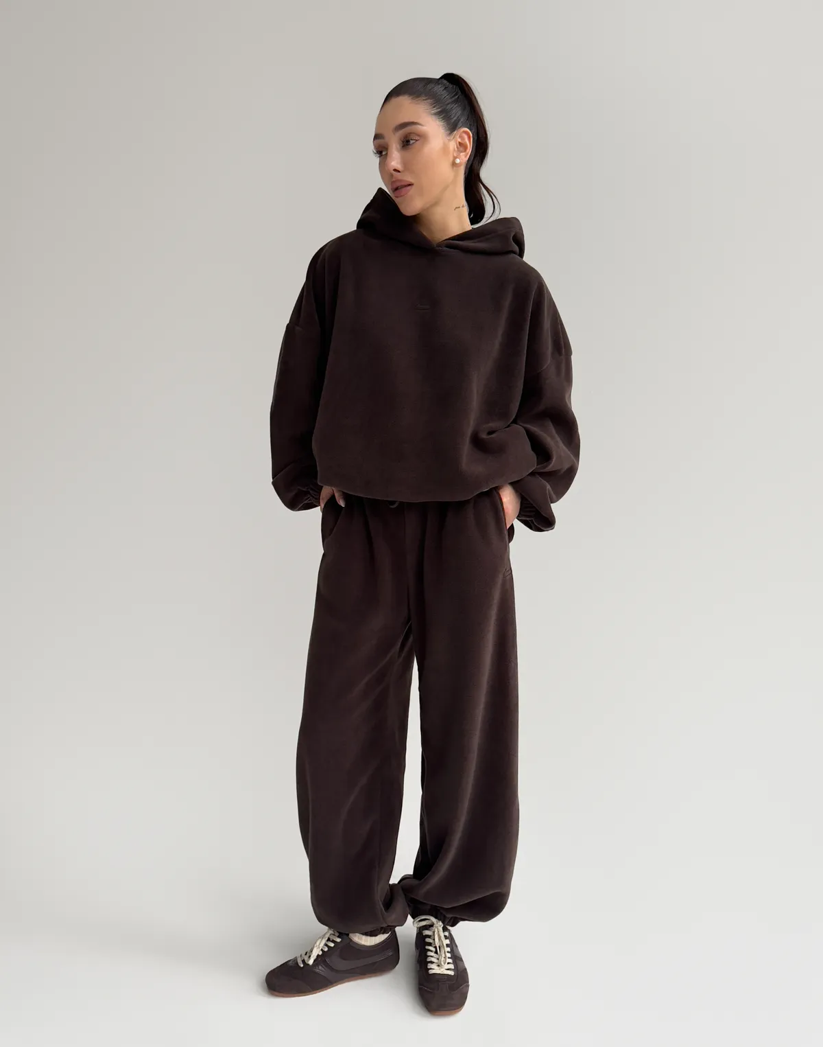 Komplet polarowy — bluza oversize i zimowe spodnie dresowe, ciemna czekolada - Фото 4