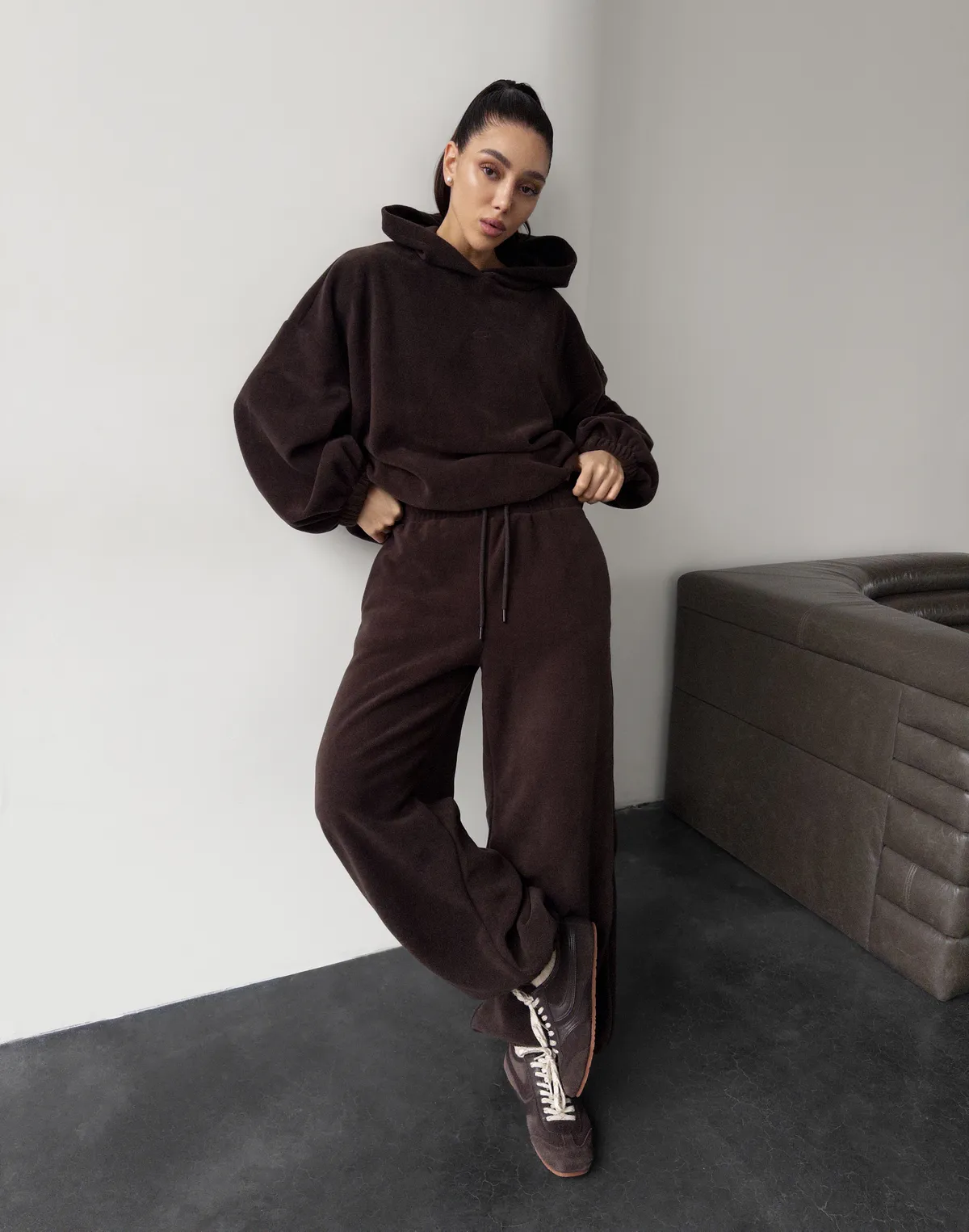 Komplet polarowy — bluza oversize i zimowe spodnie dresowe, ciemna czekolada - Фото 3