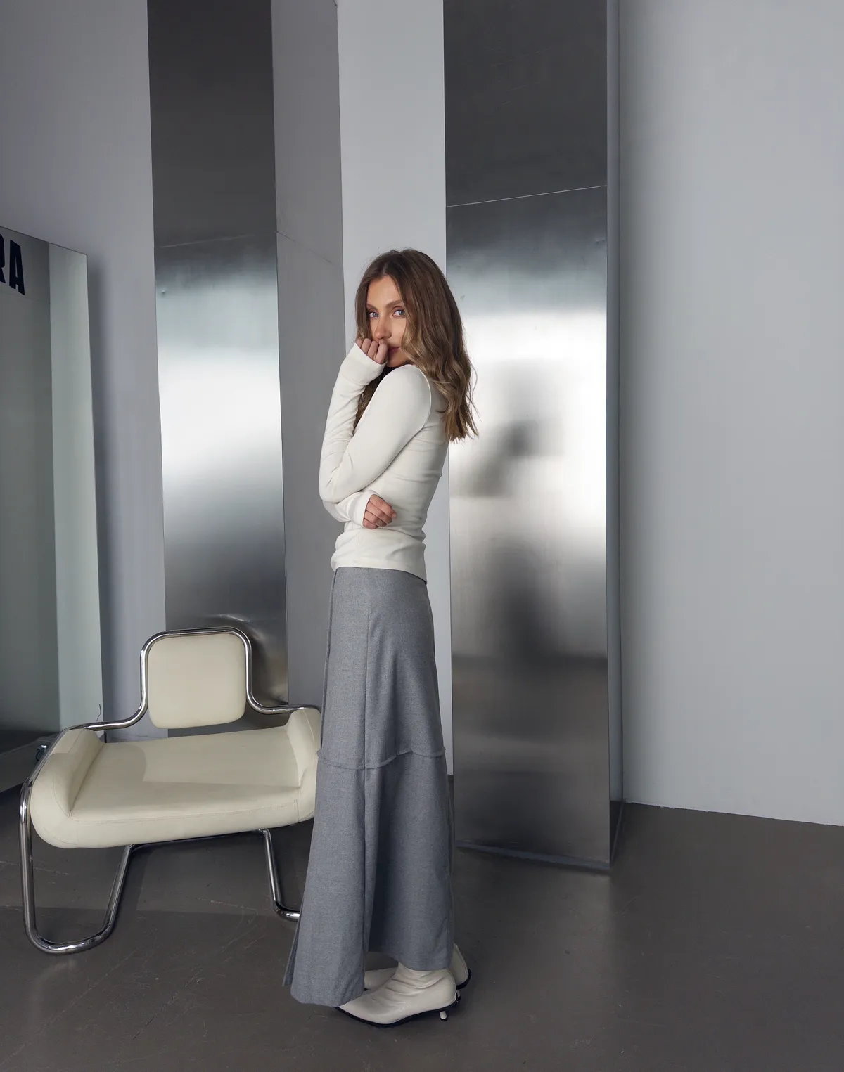 Spódnica midi z dekoracyjnymi szwami, idealna na sezon jesienno-zimowy, szary - Фото 3