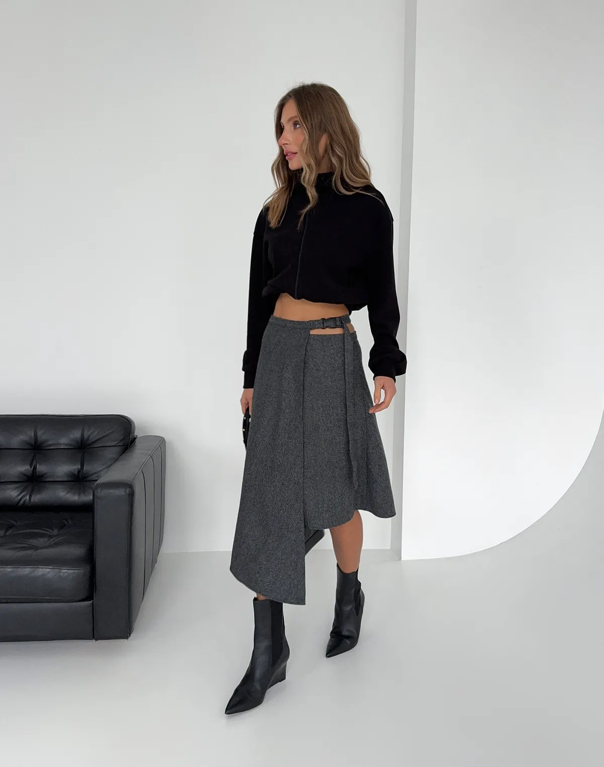 Спідниця міді з декоративним поясом та застібкою, сірий світліший - Фото 8