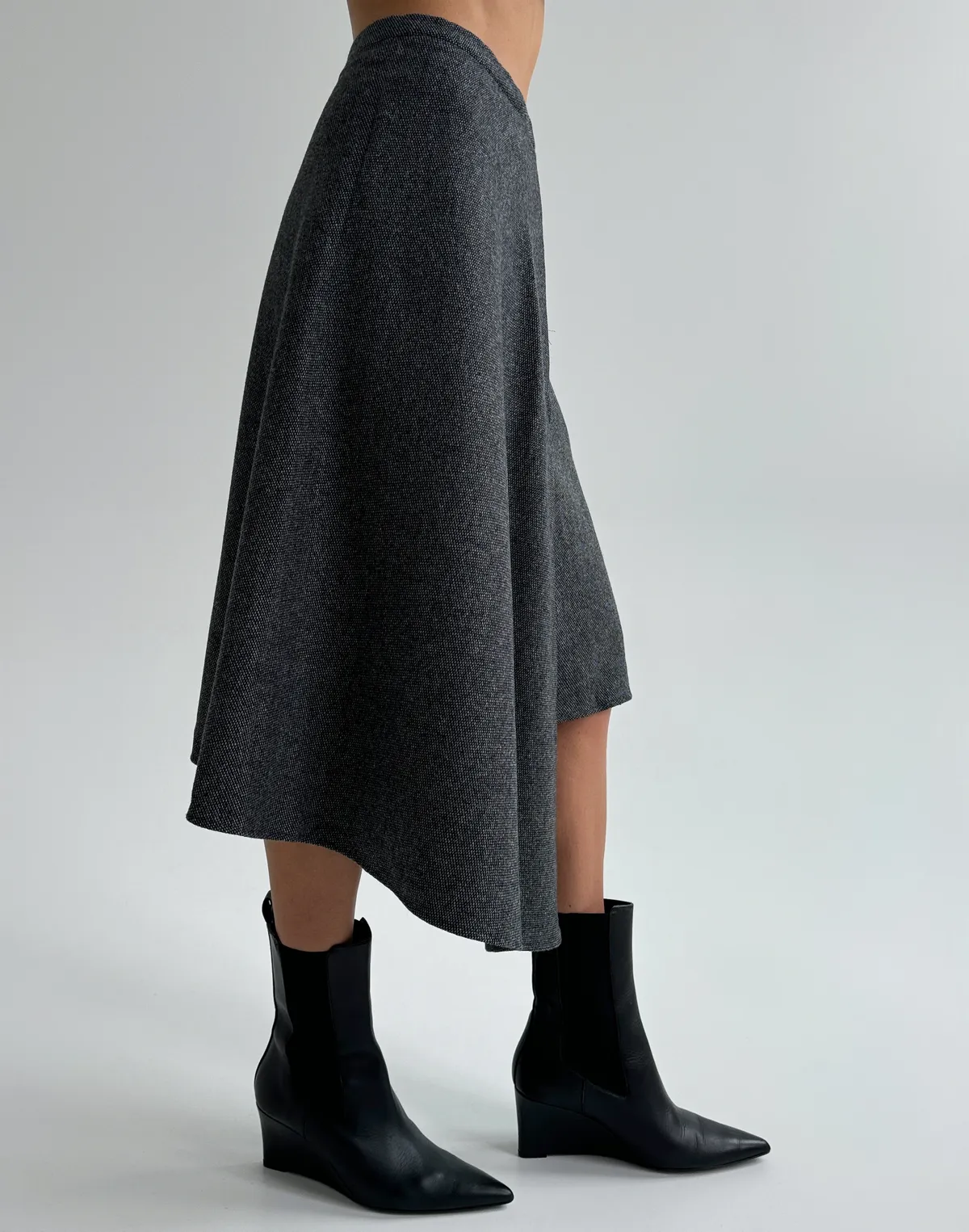 Спідниця міді з декоративним поясом та застібкою, сірий світліший - Фото 7