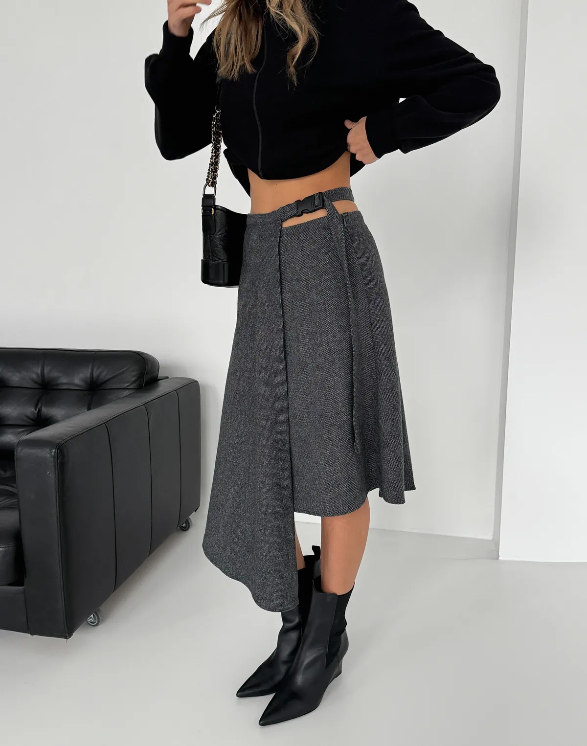 Спідниця міді з декоративним поясом та застібкою, сірий світліший - Фото 6