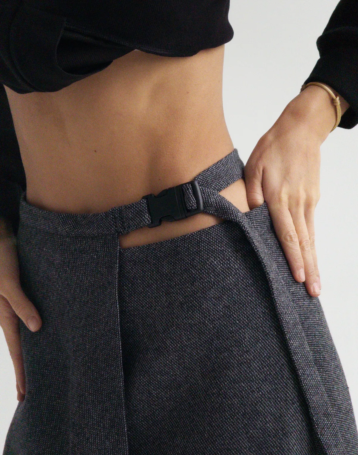 Спідниця міді з декоративним поясом та застібкою, сірий світліший - Фото 5