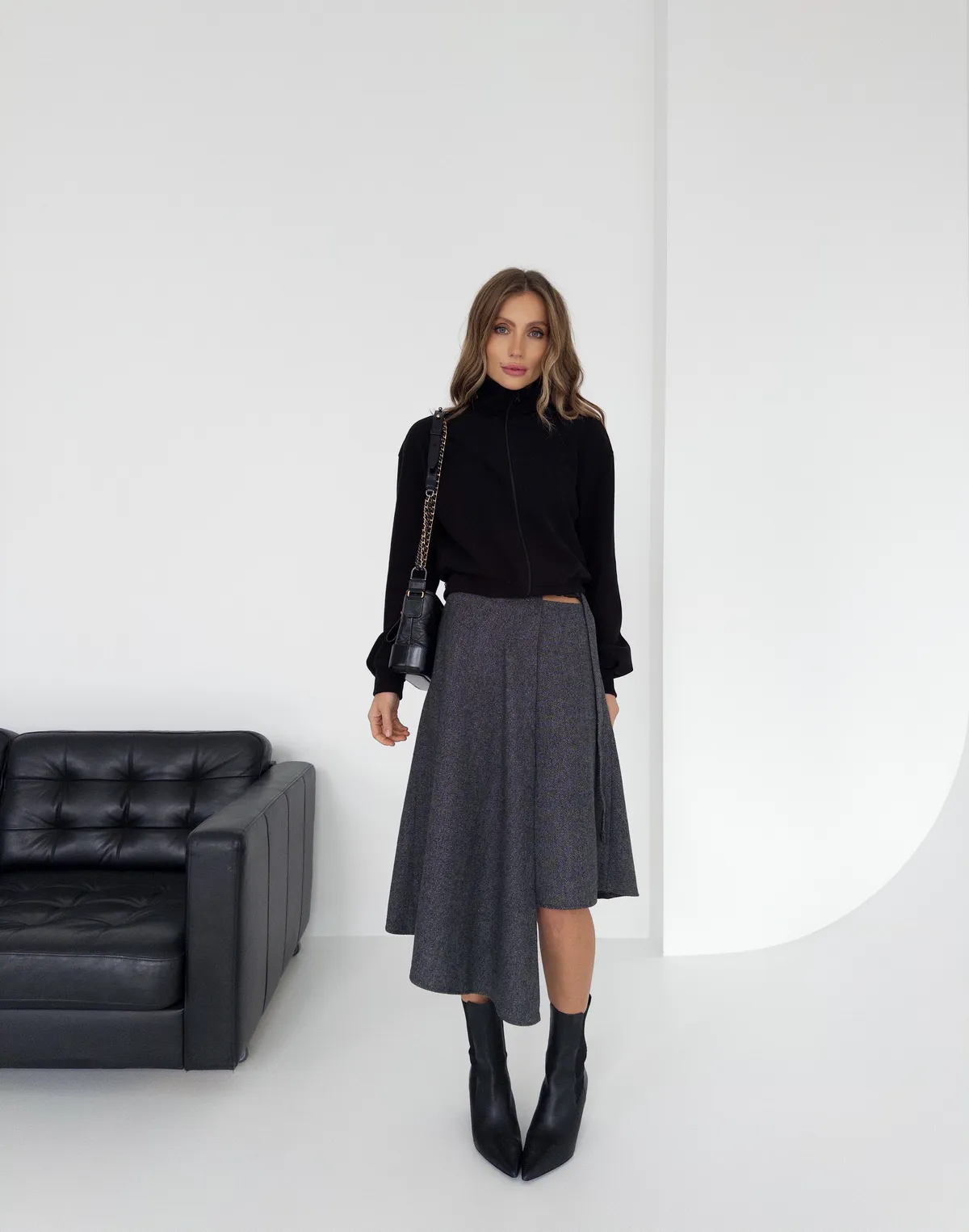 Спідниця міді з декоративним поясом та застібкою, сірий світліший - Фото 4