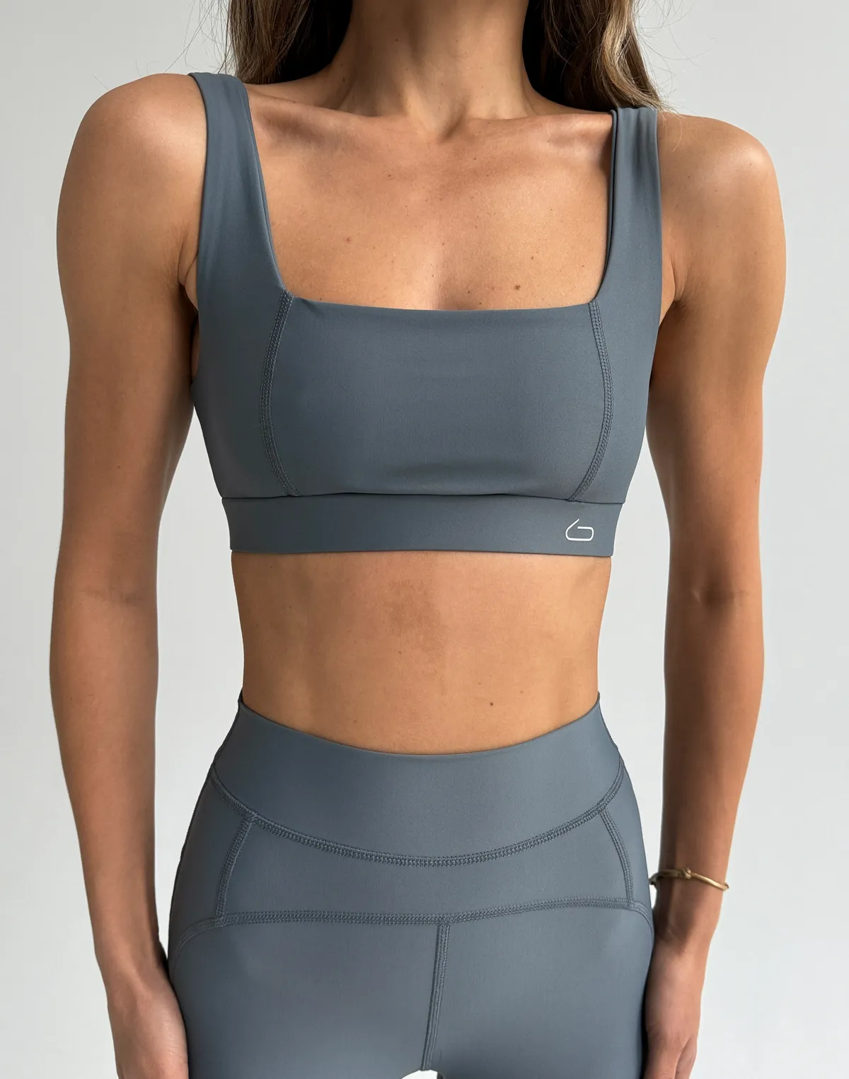 Топ спортивний з прямою лінією декольте, темно-сірий - Фото 1