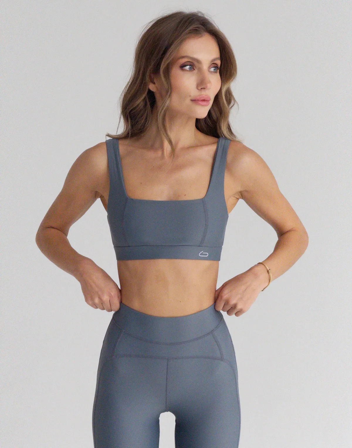 Топ спортивний з прямою лінією декольте, темно-сірий - Фото 5