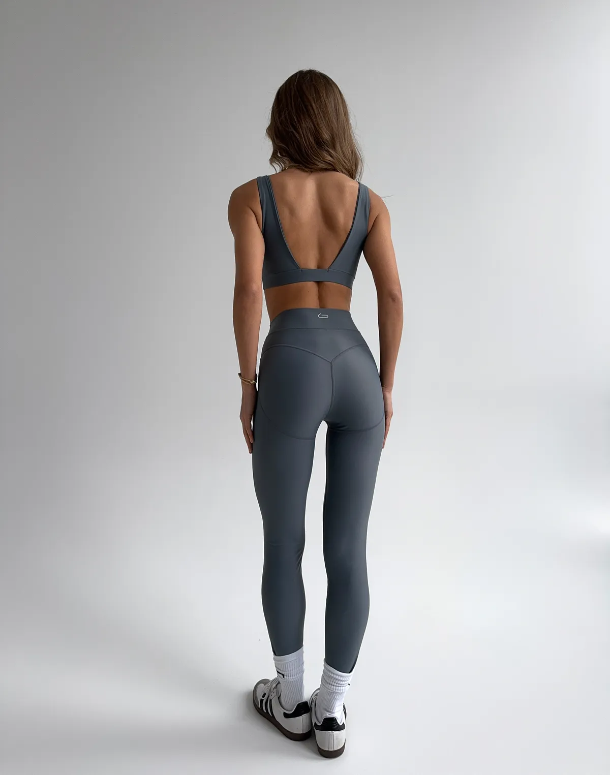 Комплект спортивний топ з прямою лінією декольте та лосини з високою посадкою та манжетом по талії, темно-сірі - Фото 2