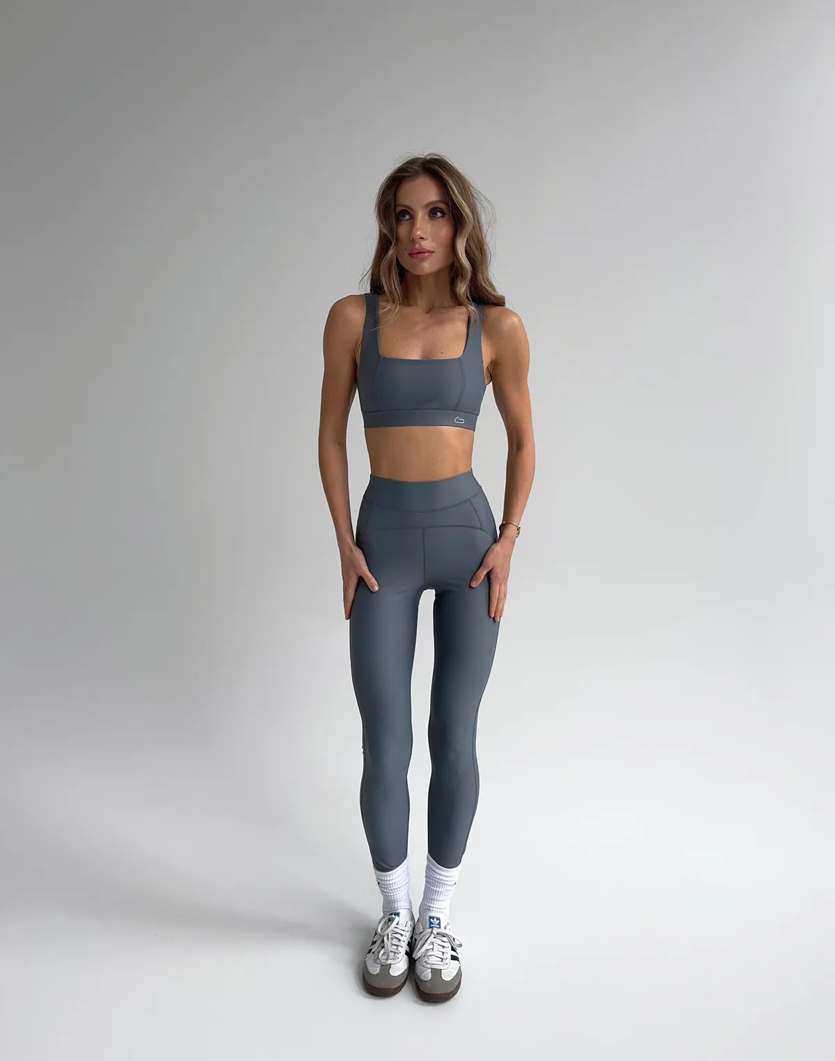 Комплект спортивний топ з прямою лінією декольте та лосини з високою посадкою та манжетом по талії, темно-сірі - Фото 3