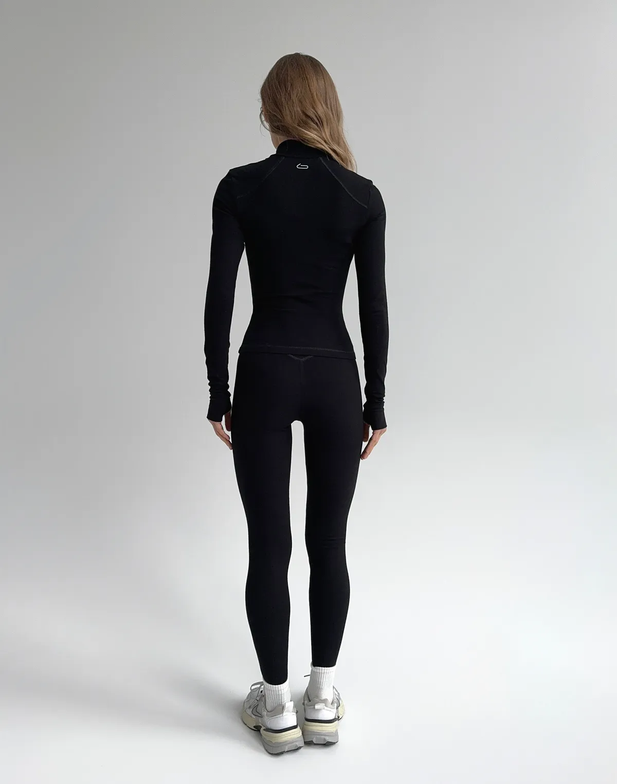 Комплект бавовняний рашгард повної довжини та лосини з декоративним швом позаду, чорні - Фото 2