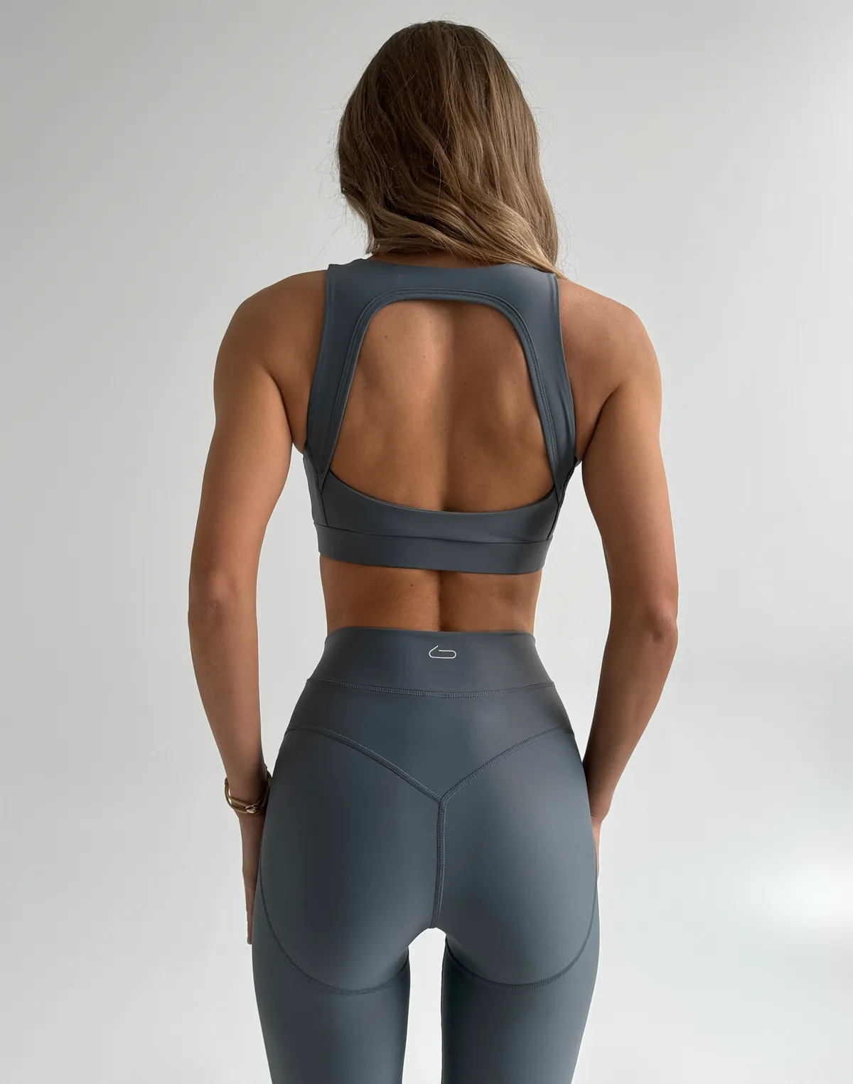 Топ спортивний з овальним декольте та декоративними бретелями на спині, темно-сірий - Фото 2