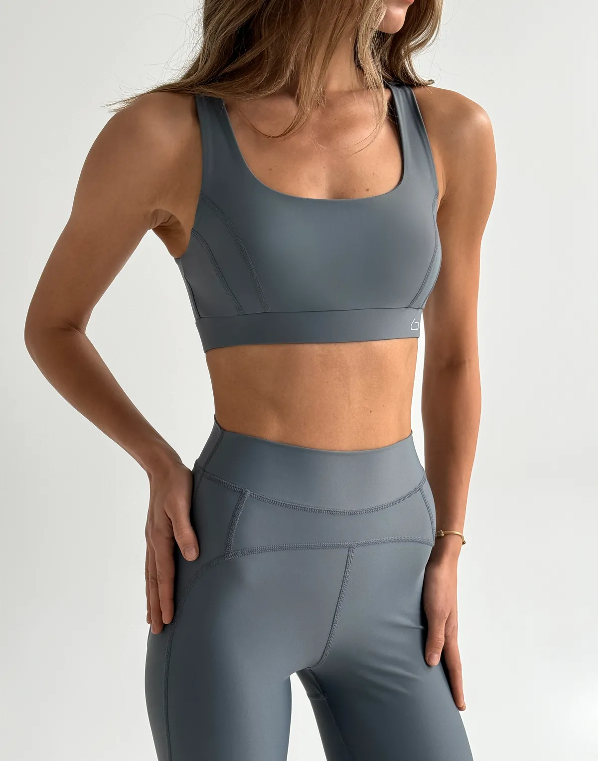 Топ спортивний з овальним декольте та декоративними бретелями на спині, темно-сірий - Фото 1