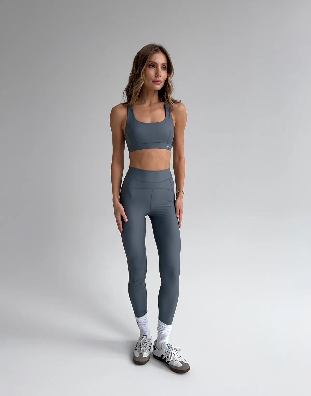 Комплект спортивний топ з овальним декольте та лосини з високою посадкою та манжетом по талії, темно-сірі - Фото 1