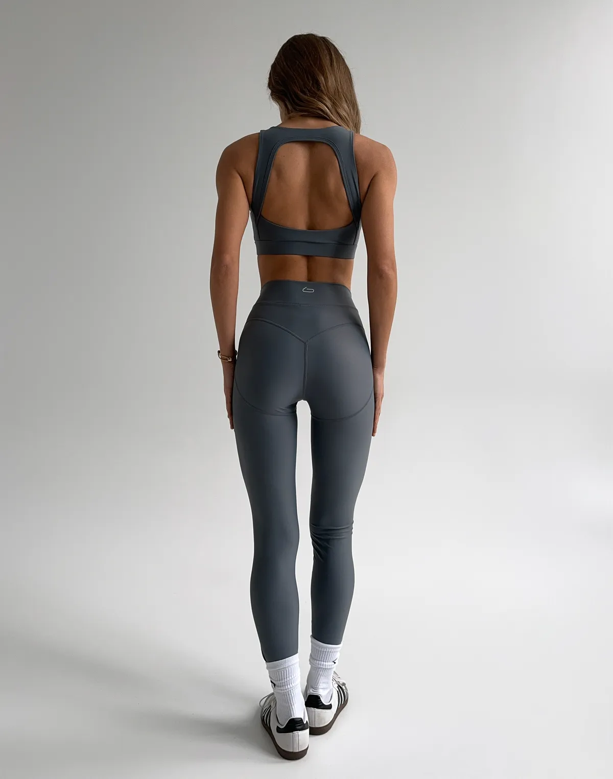 Комплект спортивний топ з овальним декольте та лосини з високою посадкою та манжетом по талії, темно-сірі - Фото 2