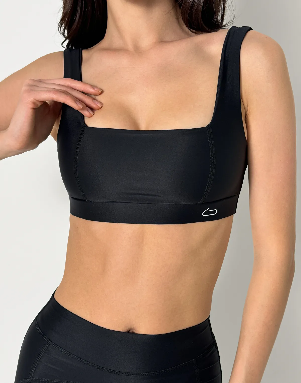 Топ з прямою лінією декольте спортивний, чорний - Фото 8