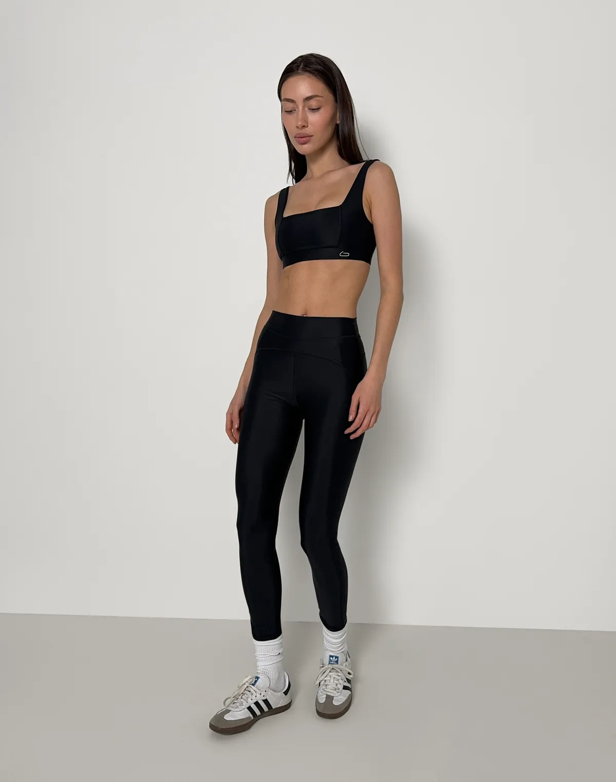 Комплект спортивний топ з прямою лінією декольте та лосини з високою посадкою та манжетом по талії, чорні - Фото 5