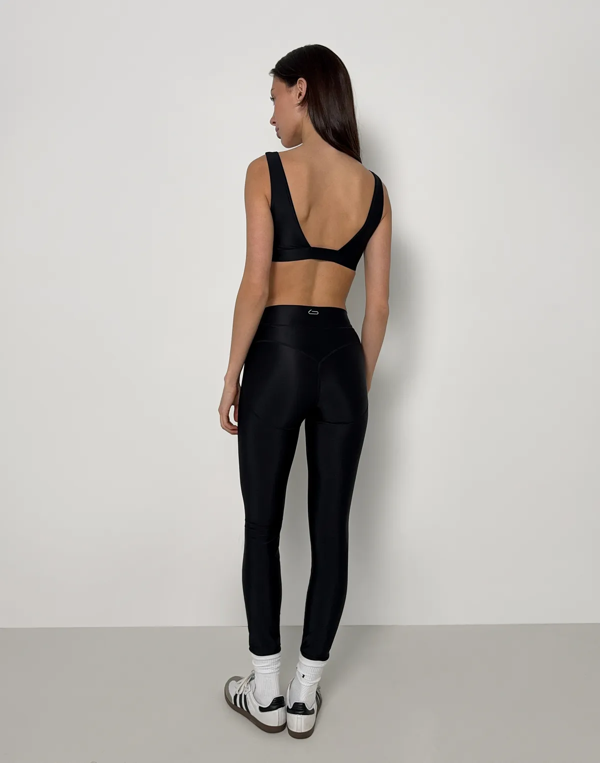 Топ з прямою лінією декольте спортивний, чорний - Фото 2