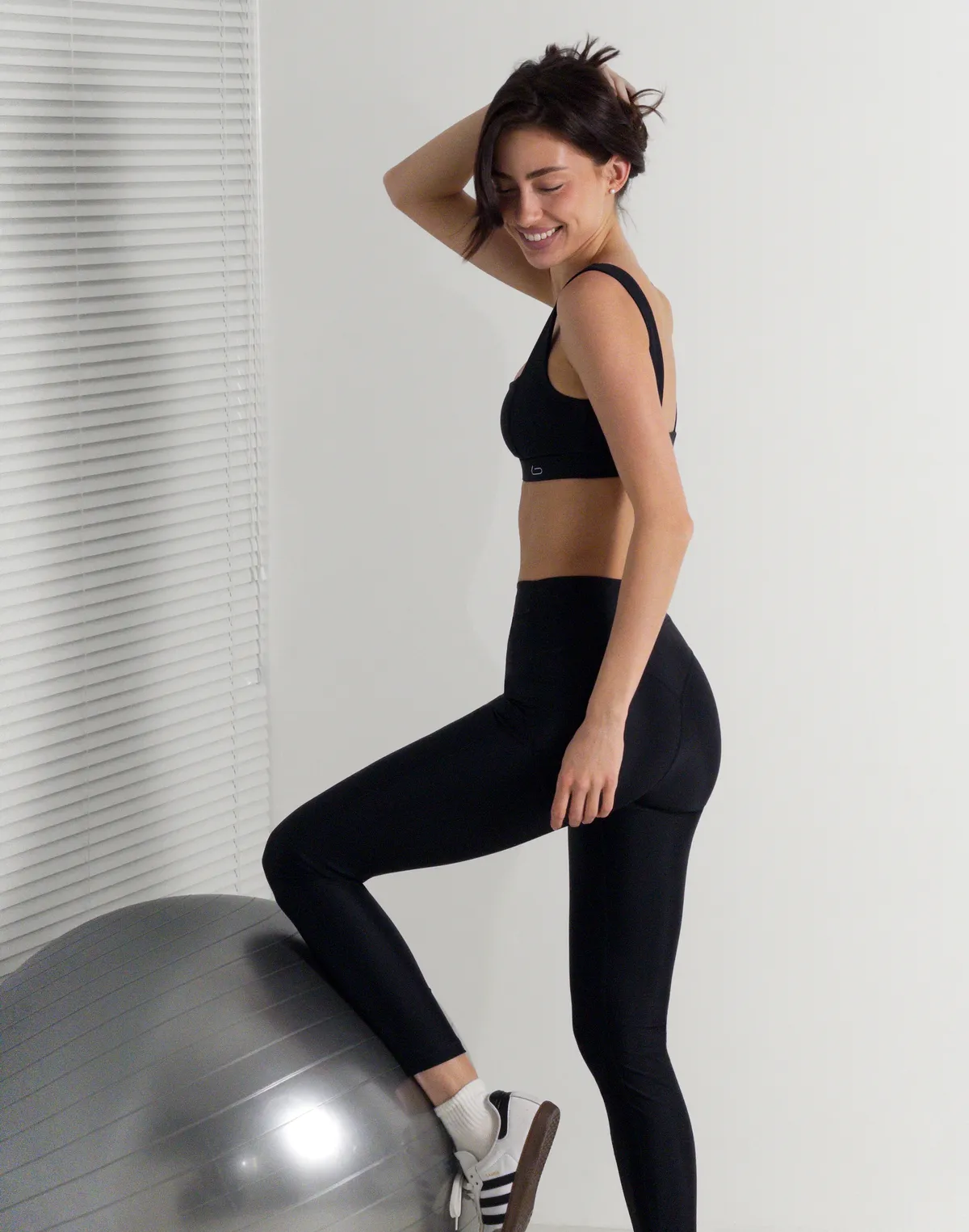Комплект спортивний топ з прямою лінією декольте та лосини з високою посадкою та манжетом по талії, чорні - Фото 4