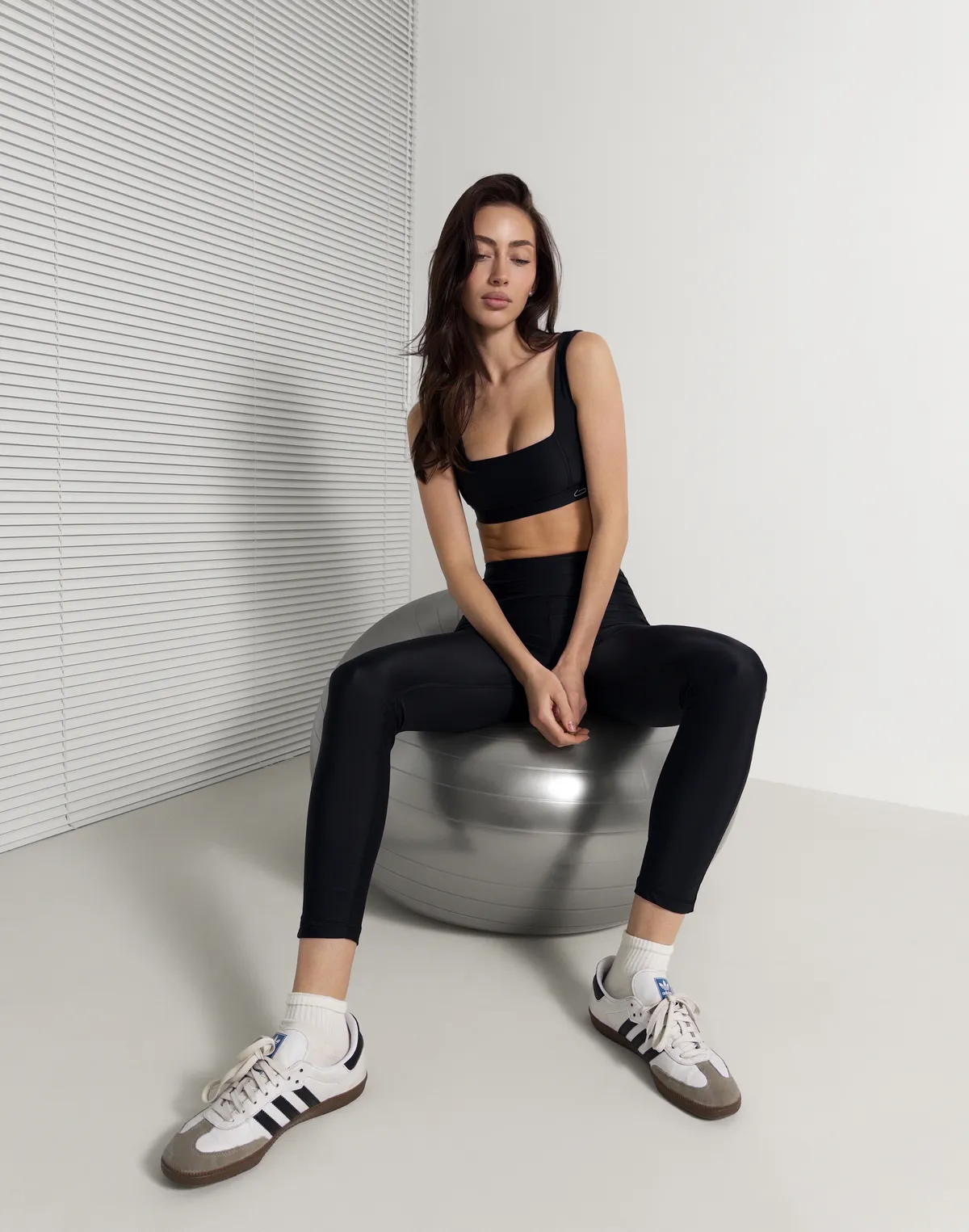 Комплект спортивний топ з прямою лінією декольте та лосини з високою посадкою та манжетом по талії, чорні - Фото 3