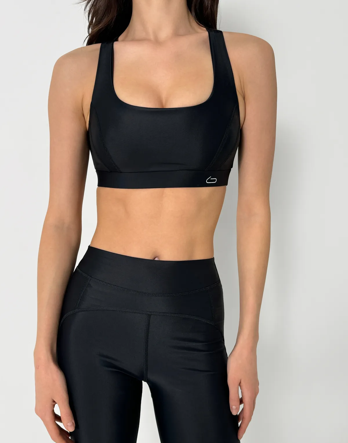 Топ спортивний з овальним декольте та декоративними бретелями на спині, чорний - Фото 5
