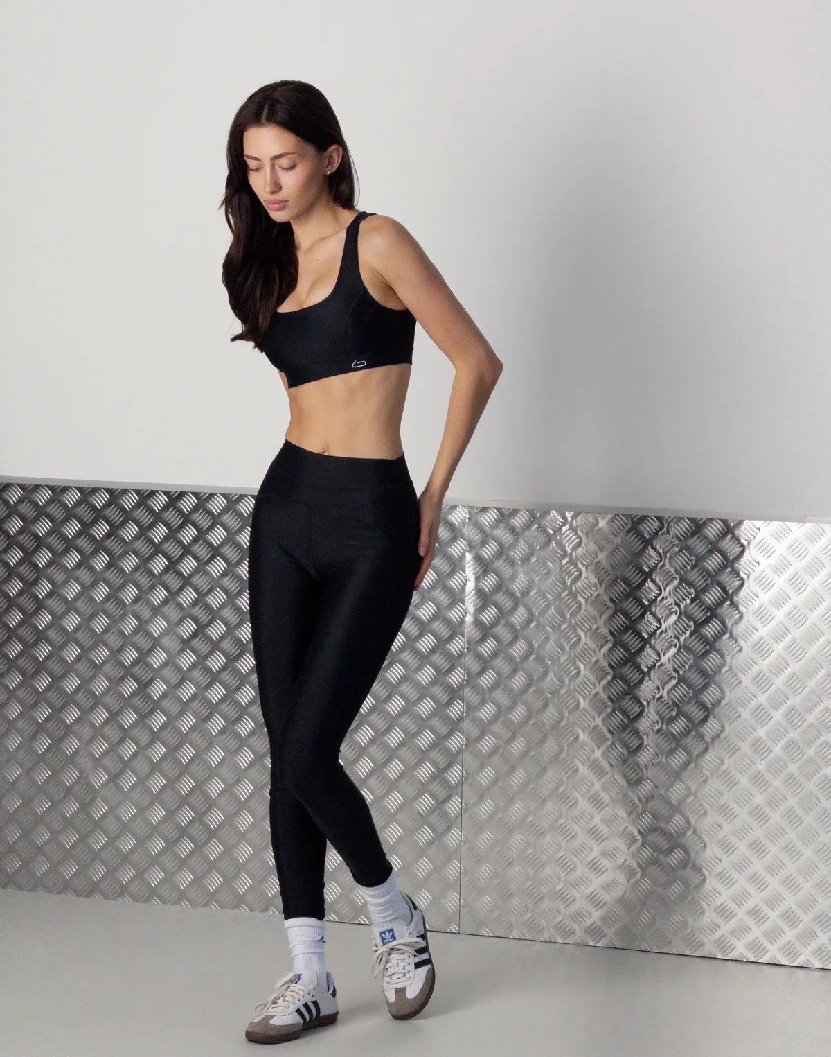 Топ спортивний з овальним декольте та декоративними бретелями на спині, чорний - Фото 8