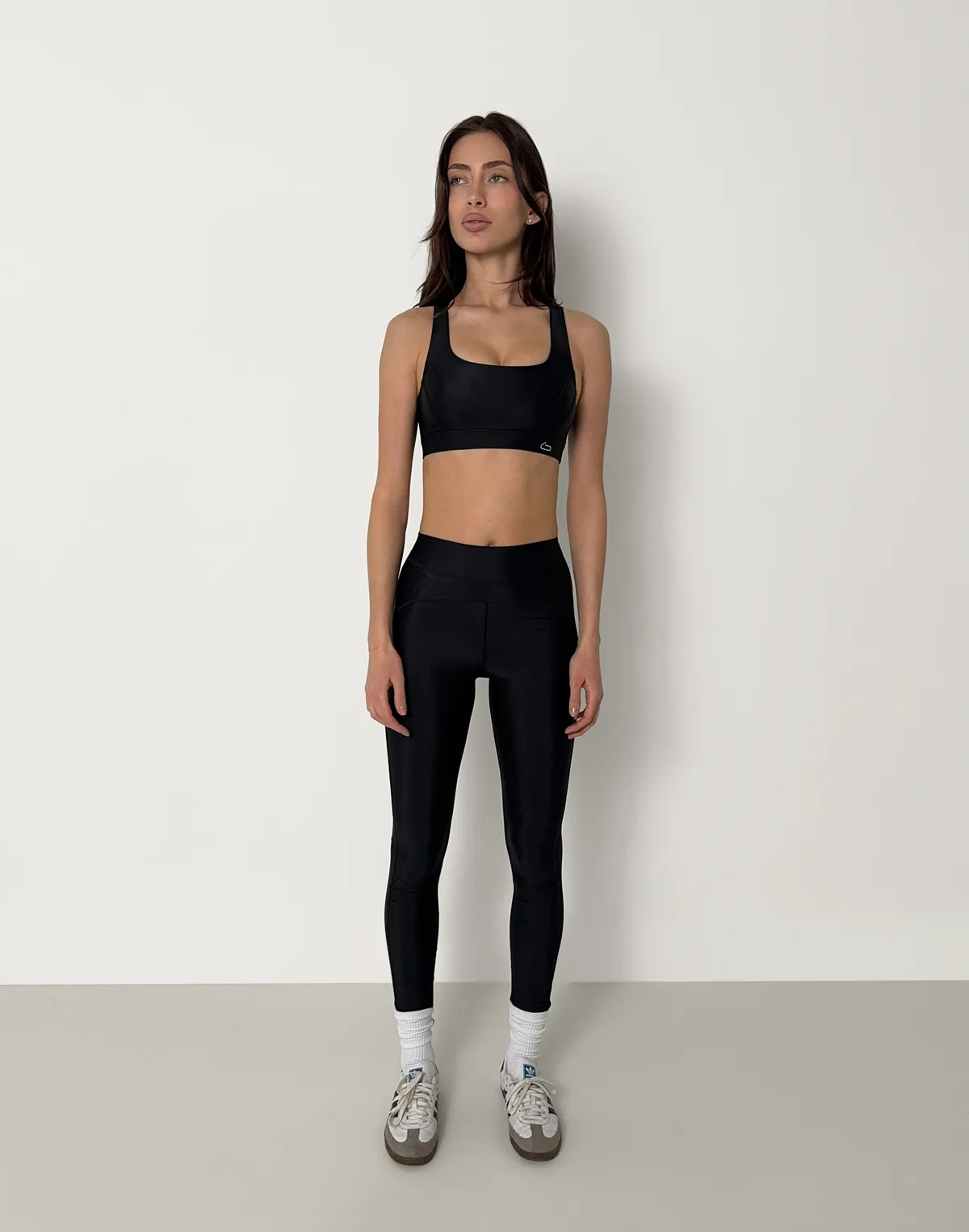 Комплект спортивний топ з овальним декольте та лосини з високою посадкою та манжетом по талії, чорні - Фото 5