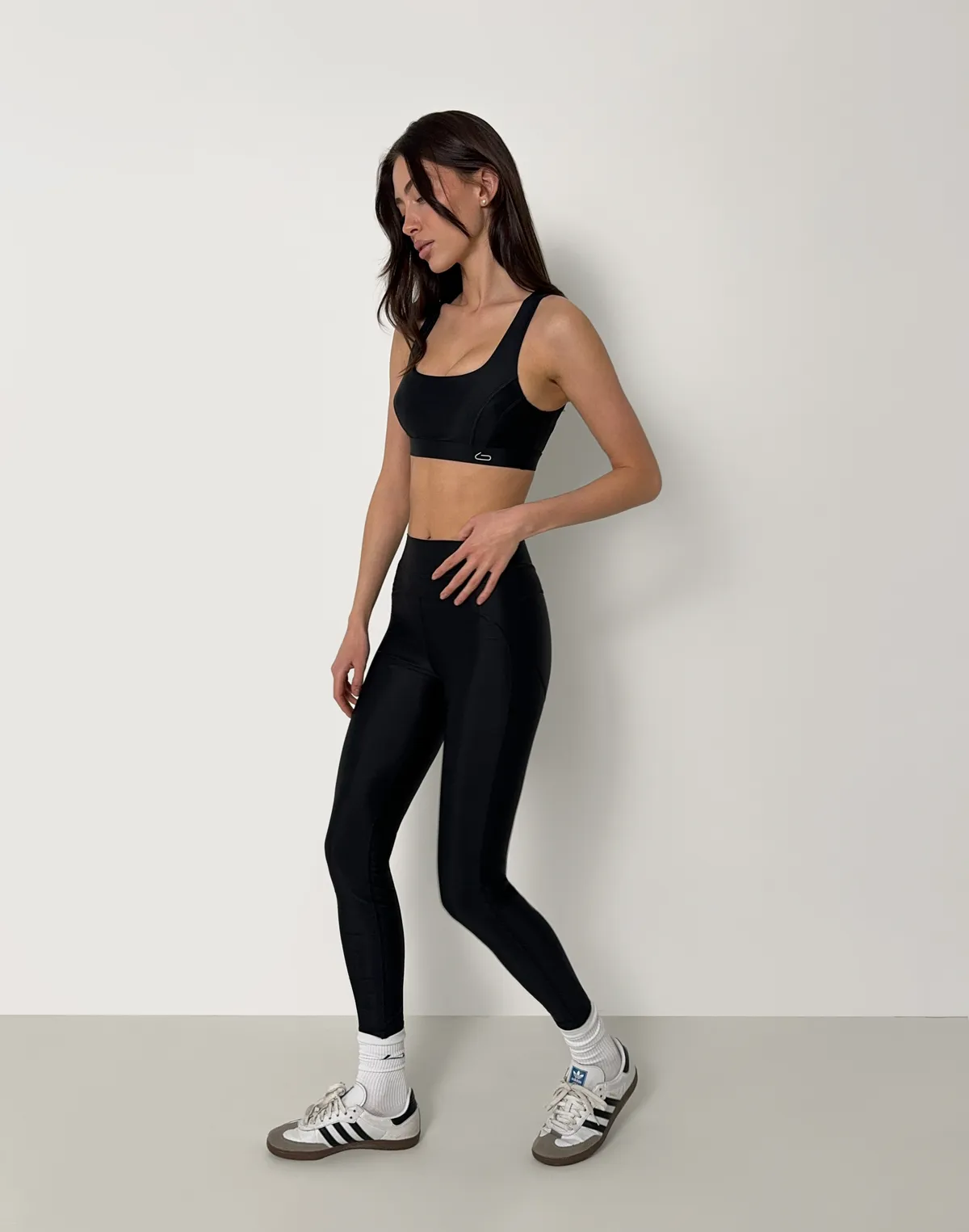 Комплект спортивний топ з овальним декольте та лосини з високою посадкою та манжетом по талії, чорні - Фото 4