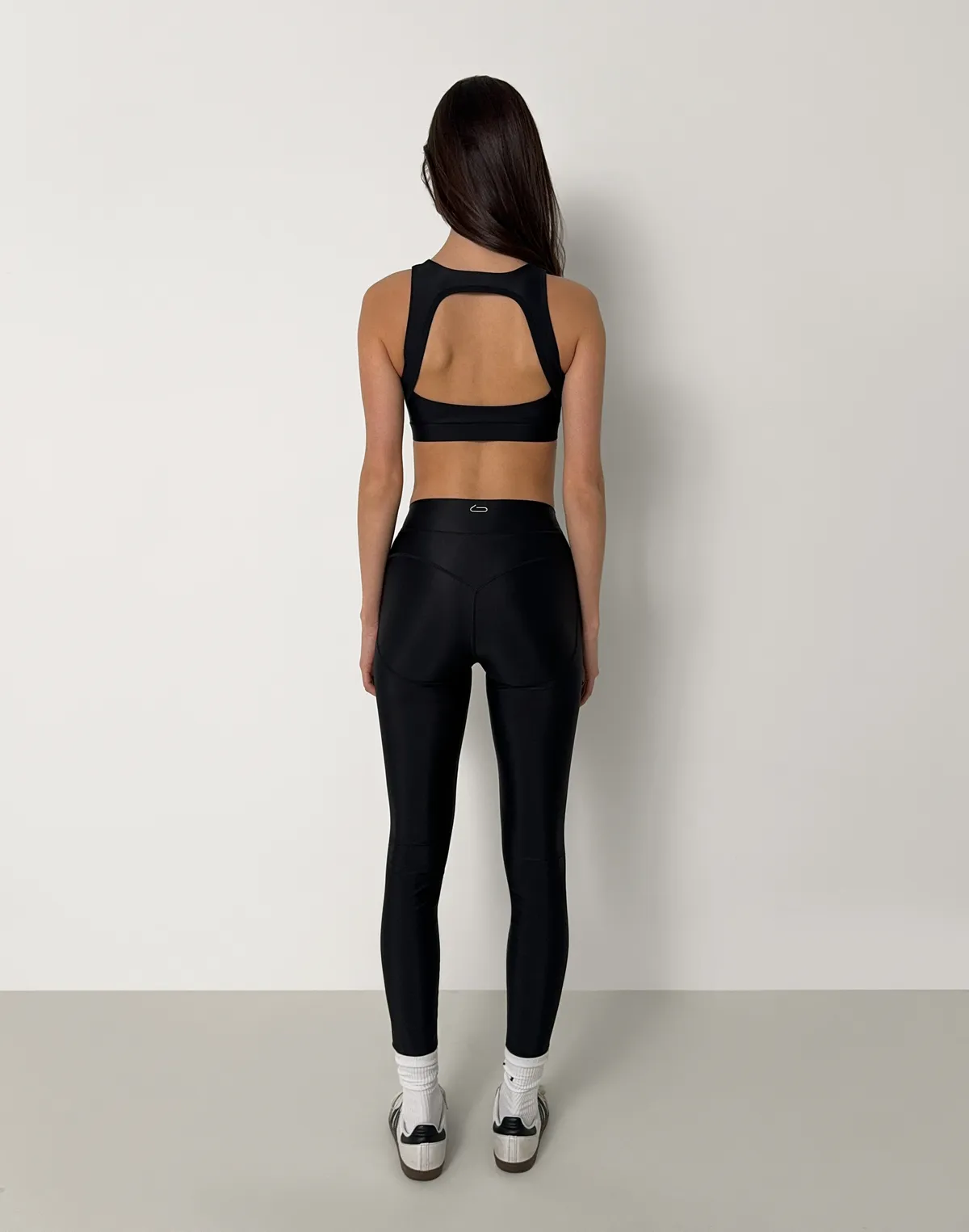 Комплект спортивний топ з овальним декольте та лосини з високою посадкою та манжетом по талії, чорні - Фото 2