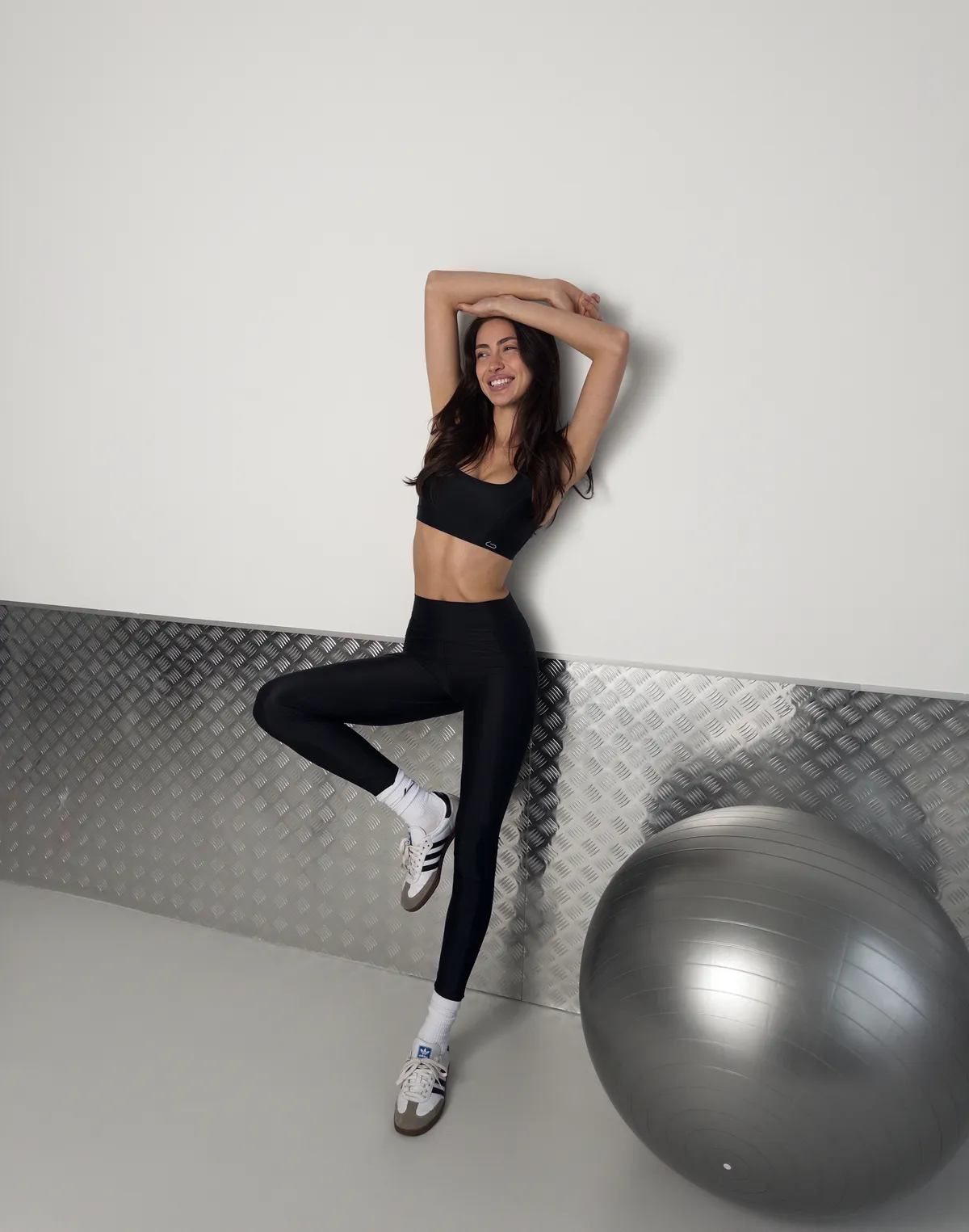 Комплект спортивний топ з овальним декольте та лосини з високою посадкою та манжетом по талії, чорні - Фото 3