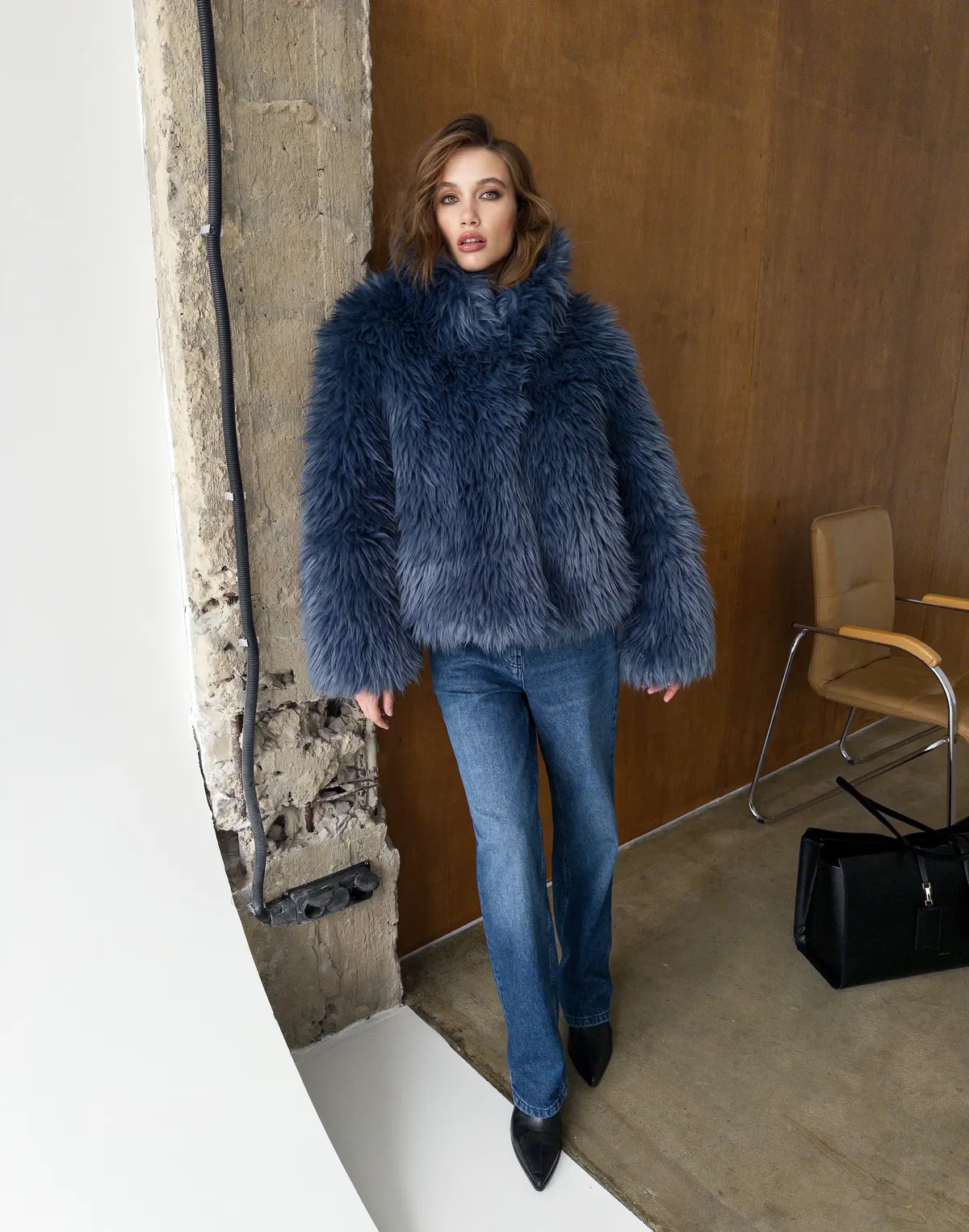 Шуба зимова з екохутра тіградо, блакитна - Фото 8