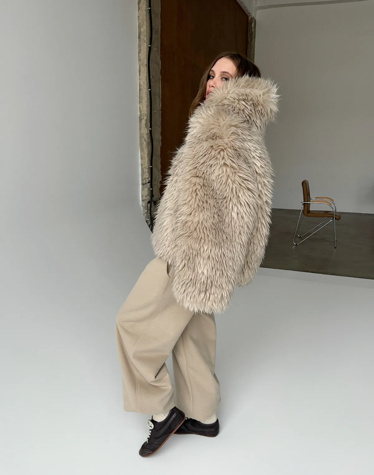 Шуба зимова з екохутра тіградо, бежева - Фото 3