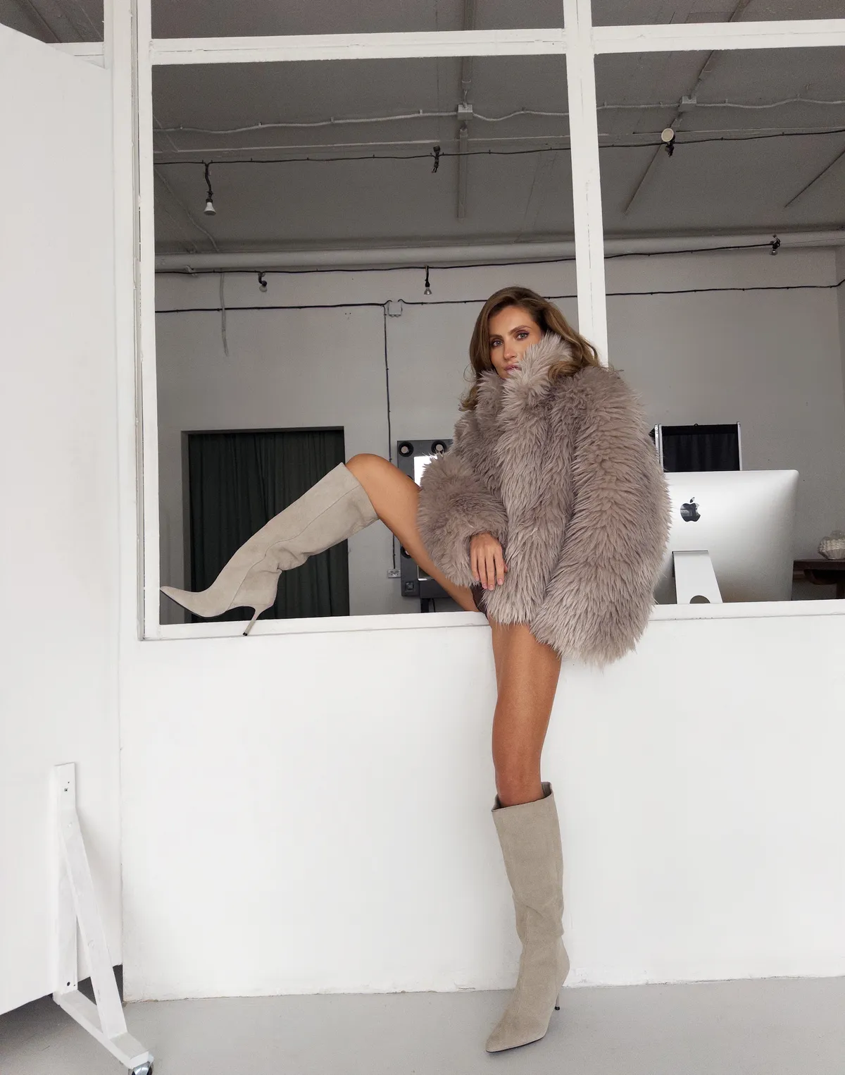 Шуба зимова з екохутра тіградо, попеляста - Фото 3