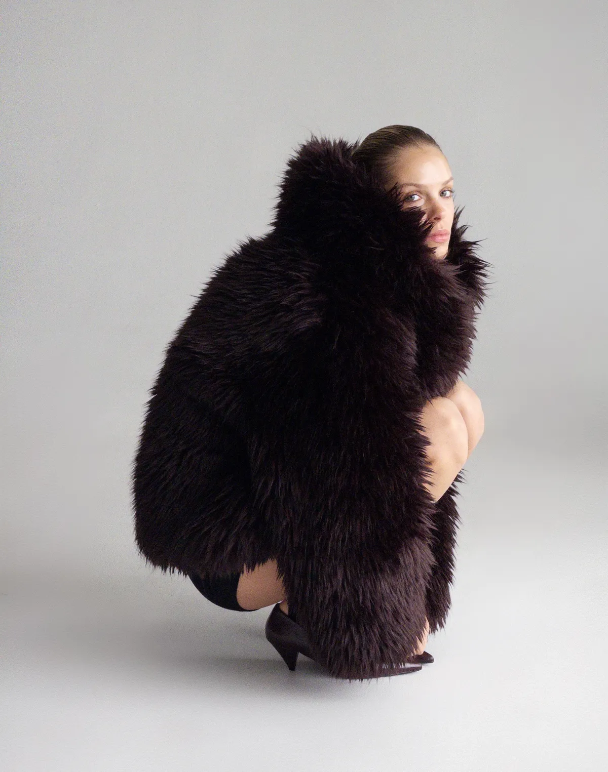 Шуба зимова з екохутра тіградо, коричнева - Фото 8