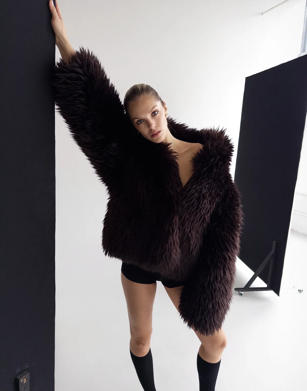 Шуба зимова з екохутра тіградо, коричнева - Фото 1