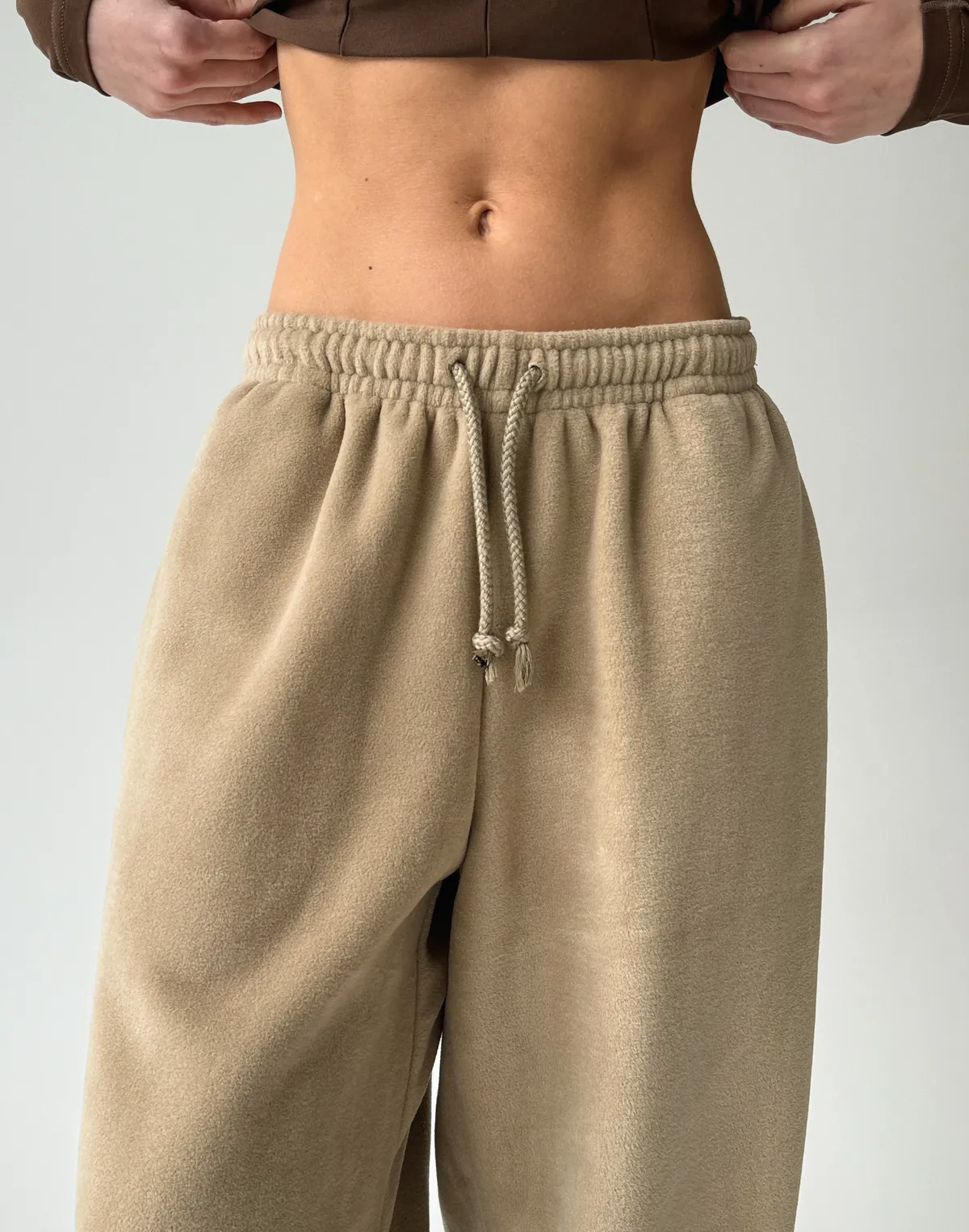Damskie spodnie dresowe polarowe – luźny krój, beżowy - Фото 6