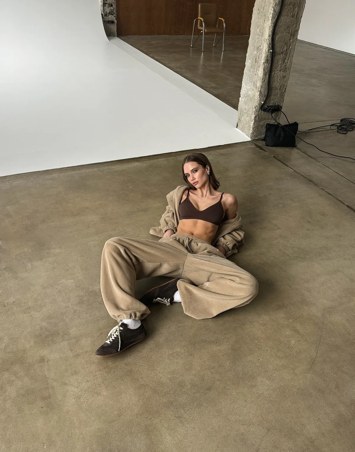 Damskie spodnie dresowe polarowe – luźny krój, beżowy - Фото 7