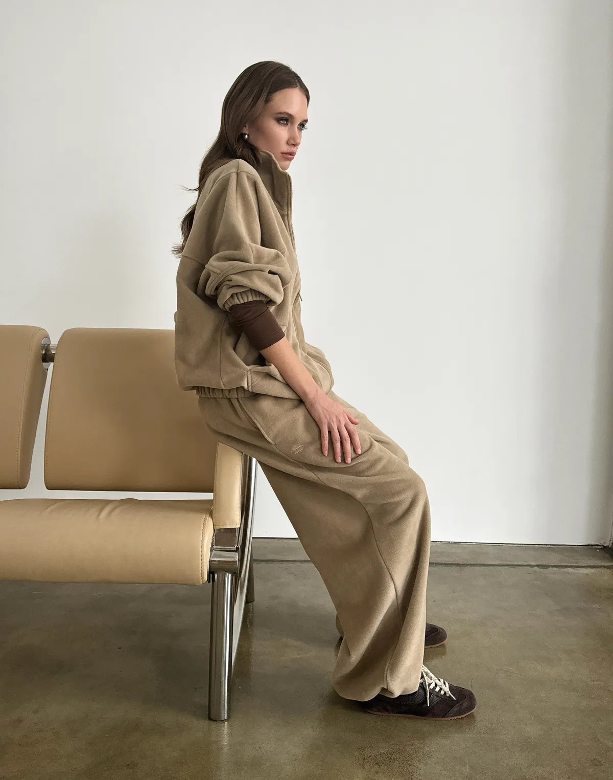 Damskie spodnie dresowe polarowe – luźny krój, beżowy - Фото 5