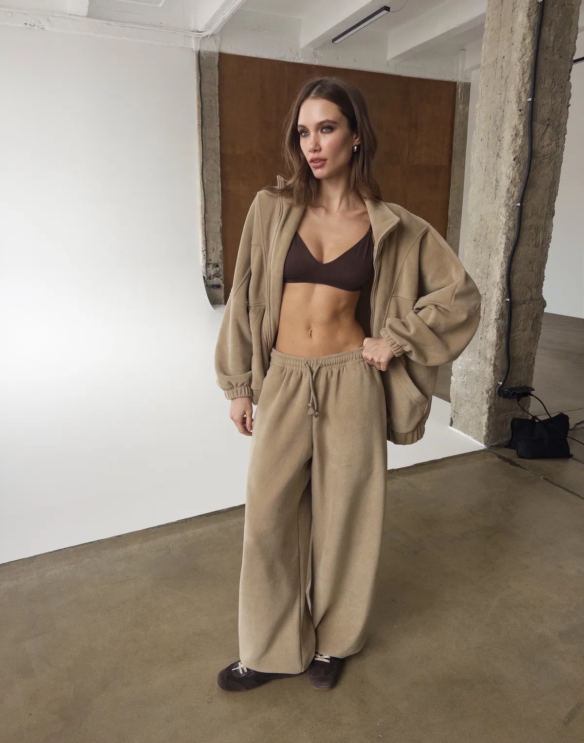 Damskie spodnie dresowe polarowe – luźny krój, beżowy - Фото 4