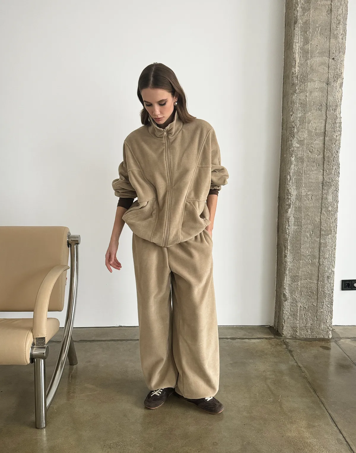 Damskie spodnie dresowe polarowe – luźny krój, beżowy - Фото 3