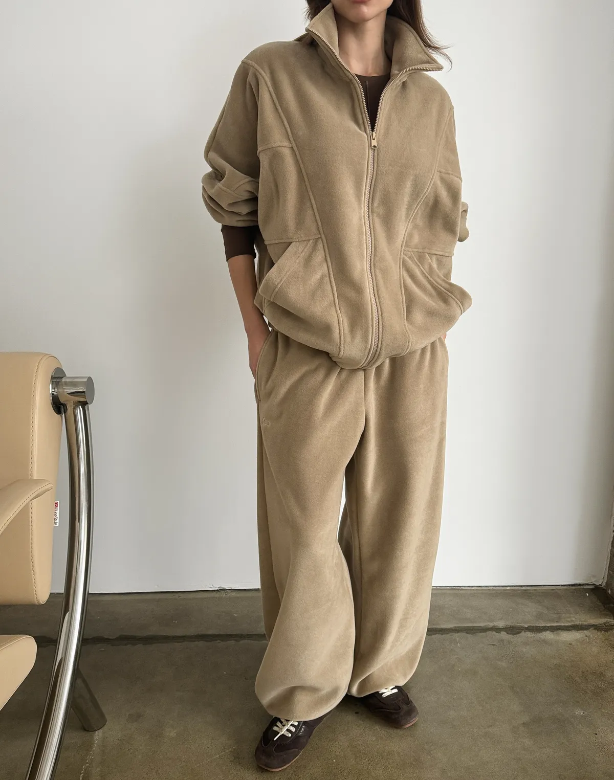 Комплект флісовий зіпер оверсайз з декоративними швами та штани вільного крою, бежеві - Фото 1