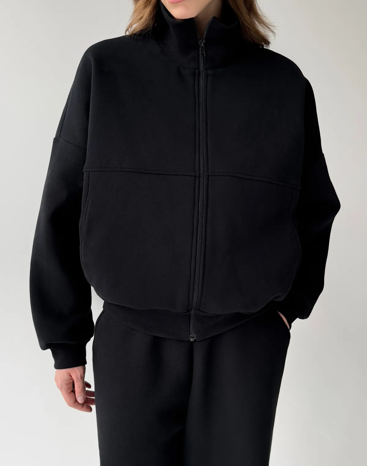 Світшот на блискавці з декоративними швами з начосом, чорний - Фото 1