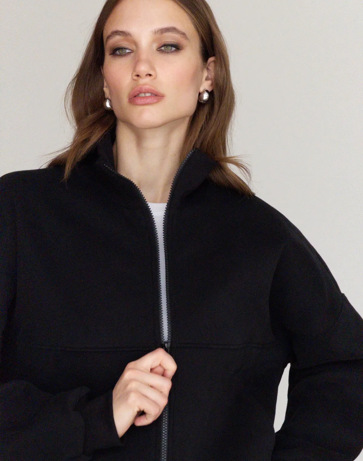 Світшот на блискавці з декоративними швами з начосом, чорний - Фото 8