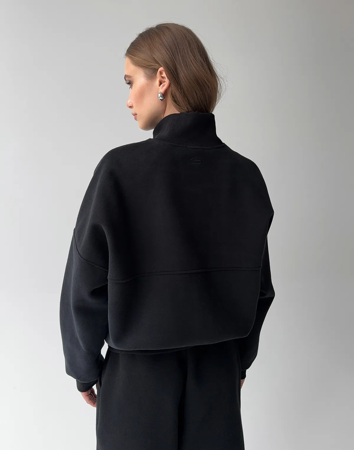 Світшот на блискавці з декоративними швами з начосом, чорний - Фото 2