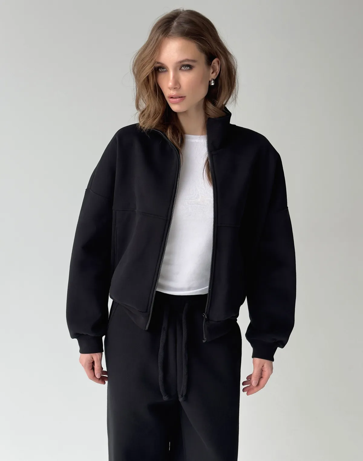 Світшот на блискавці з декоративними швами з начосом, чорний - Фото 7