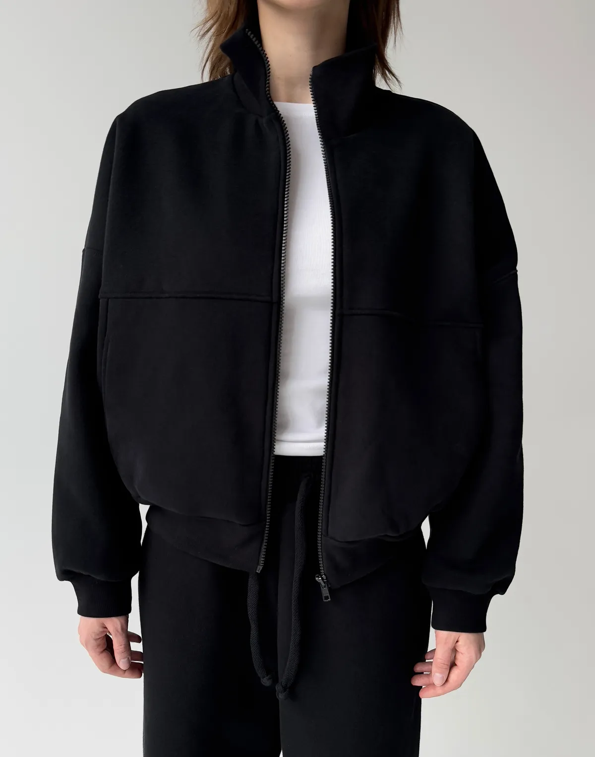 Світшот на блискавці з декоративними швами з начосом, чорний - Фото 6