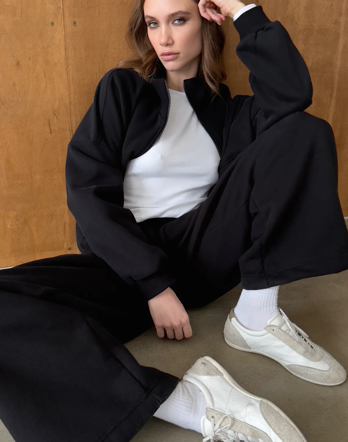 Комплект з начосом світшот на блискавці з декоративними швами та штани на затяжках по низу, чорні - Фото 8