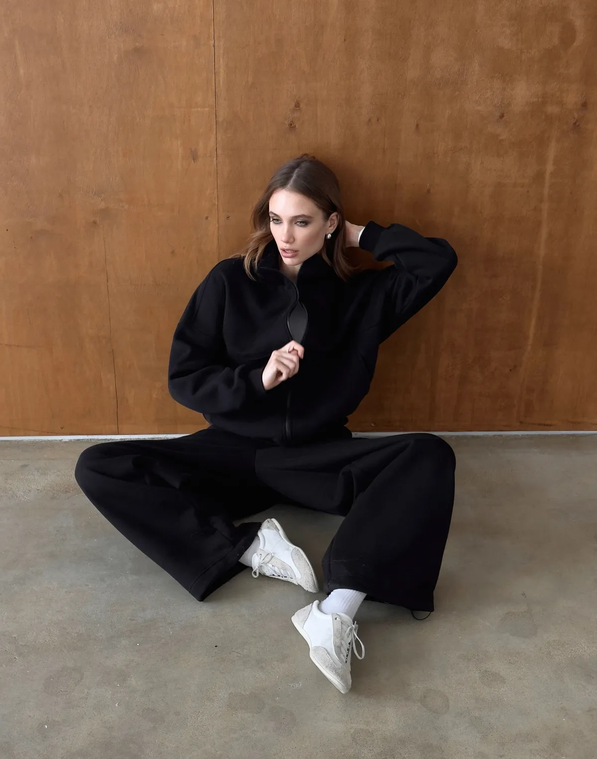 Комплект з начосом світшот на блискавці з декоративними швами та штани на затяжках по низу, чорні - Фото 7