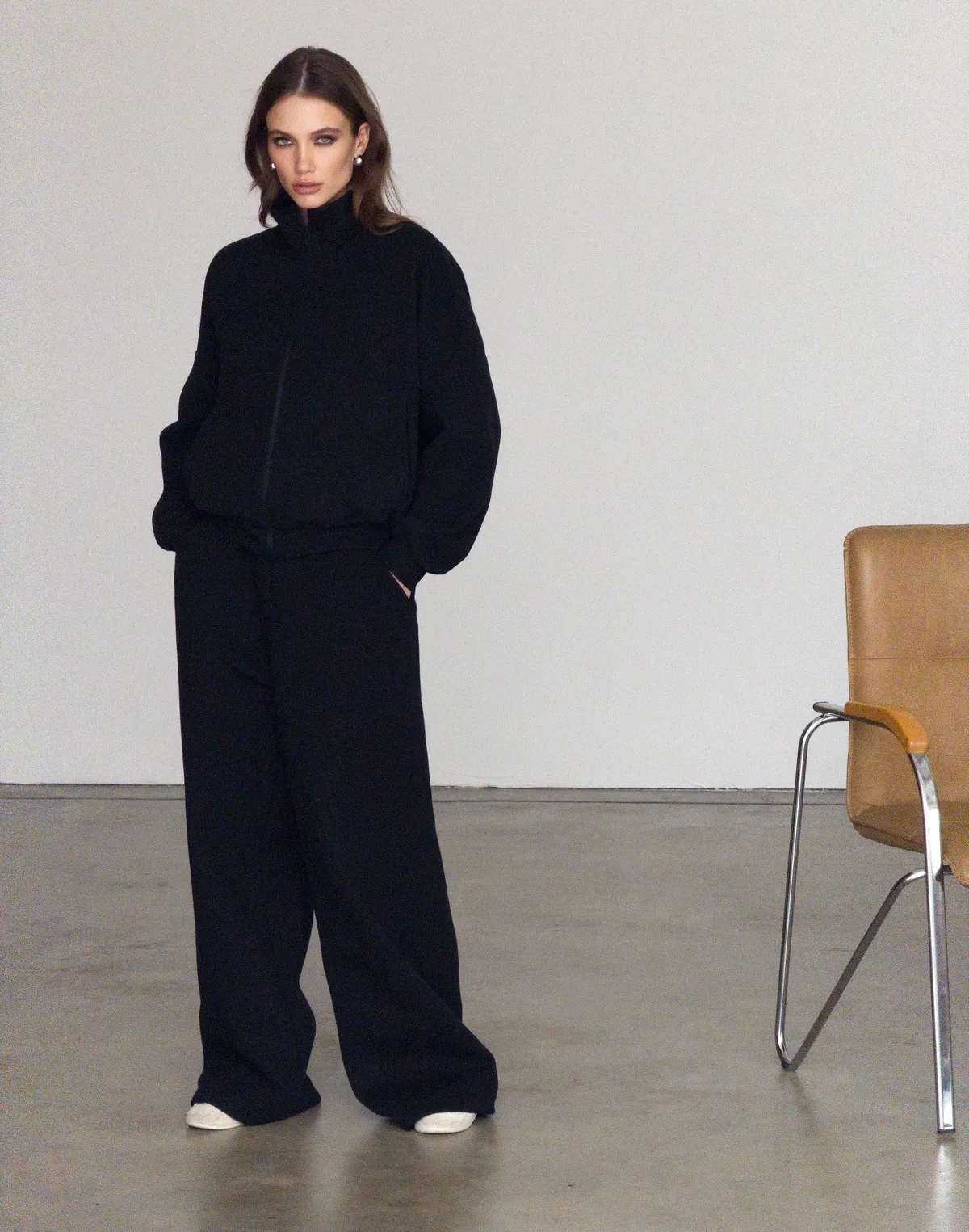 Комплект з начосом світшот на блискавці з декоративними швами та штани на затяжках по низу, чорні - Фото 1