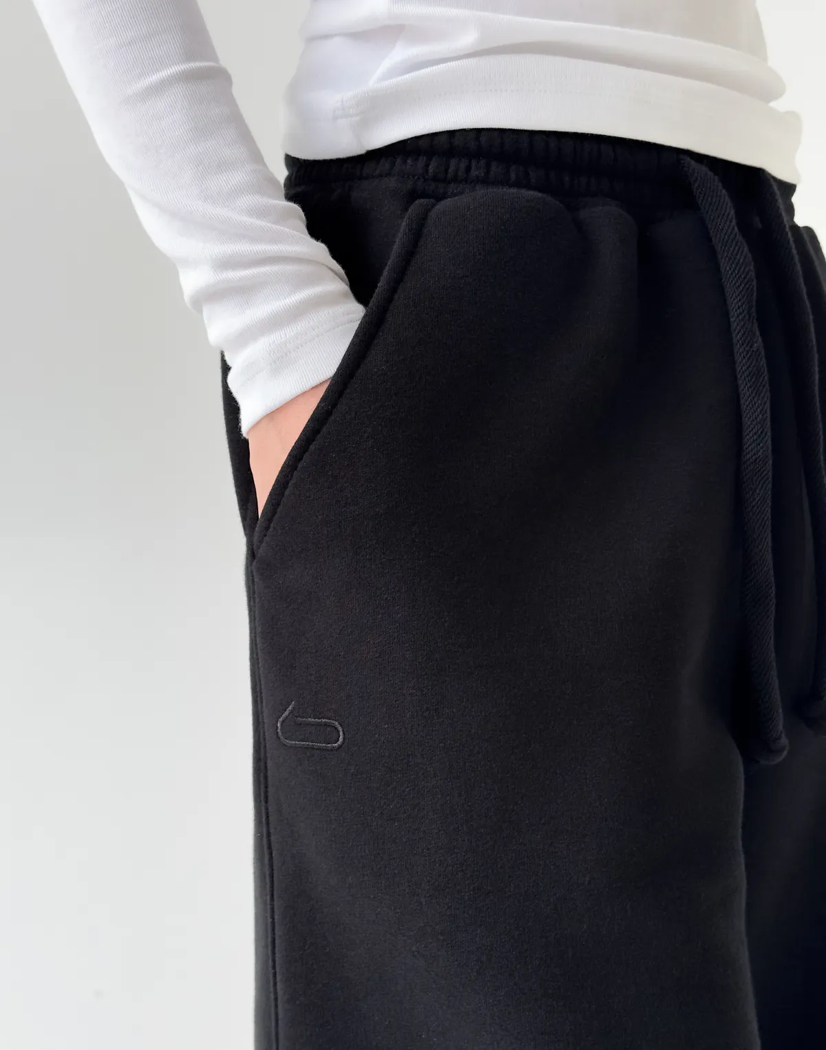 Штани з начосом на затяжках по низу, чорні - Фото 6