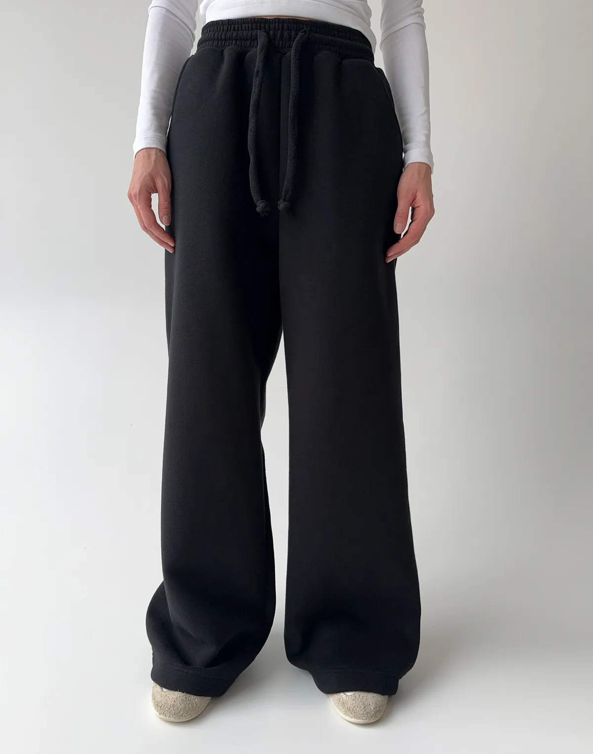 Штани з начосом на затяжках по низу, чорні - Фото 1