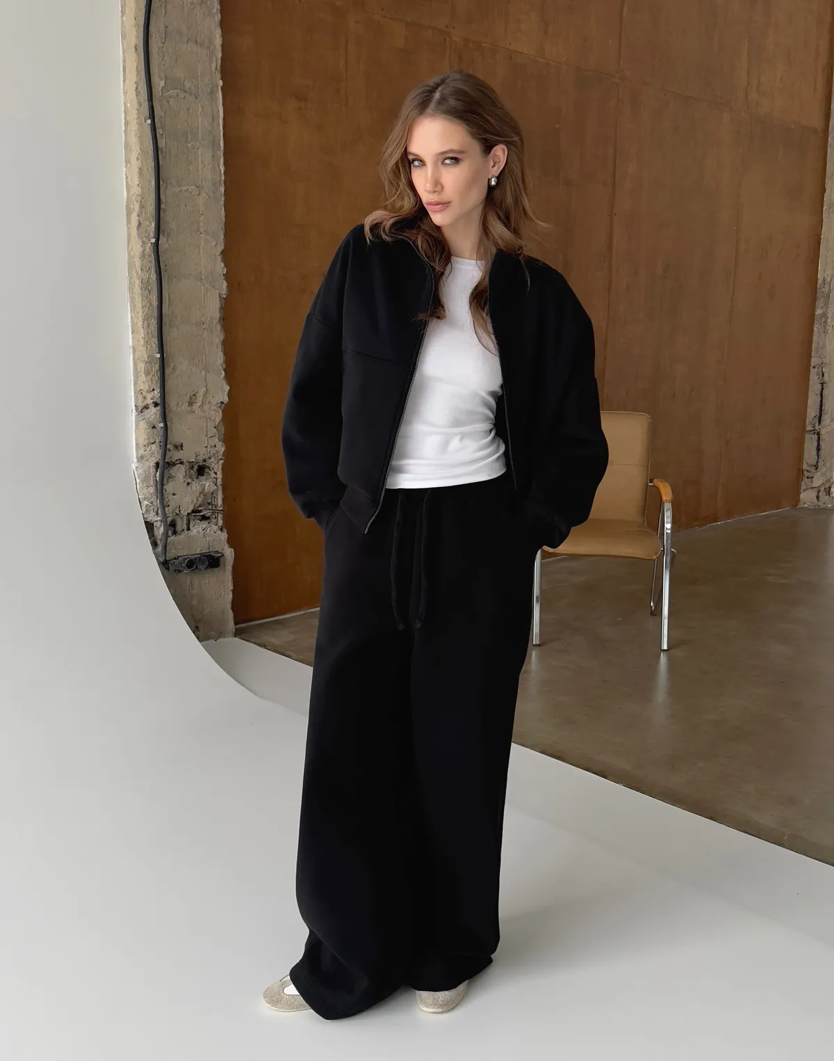 Комплект з начосом світшот на блискавці з декоративними швами та штани на затяжках по низу, чорні - Фото 6